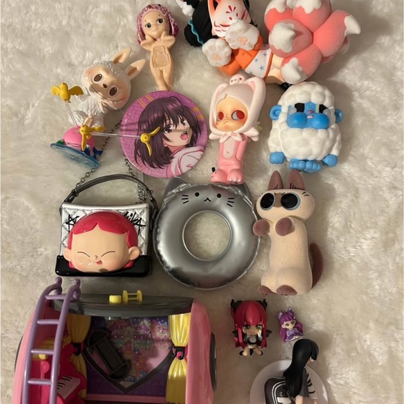Other - Popmart figurine set